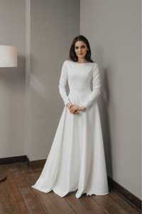 Белое свадебное платье.