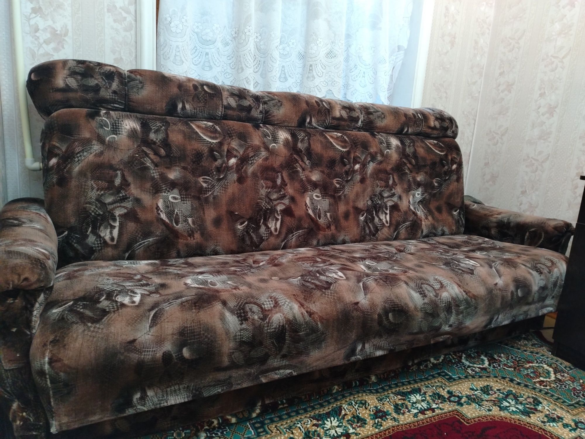 Диван сотилади, ҳолати яхши.