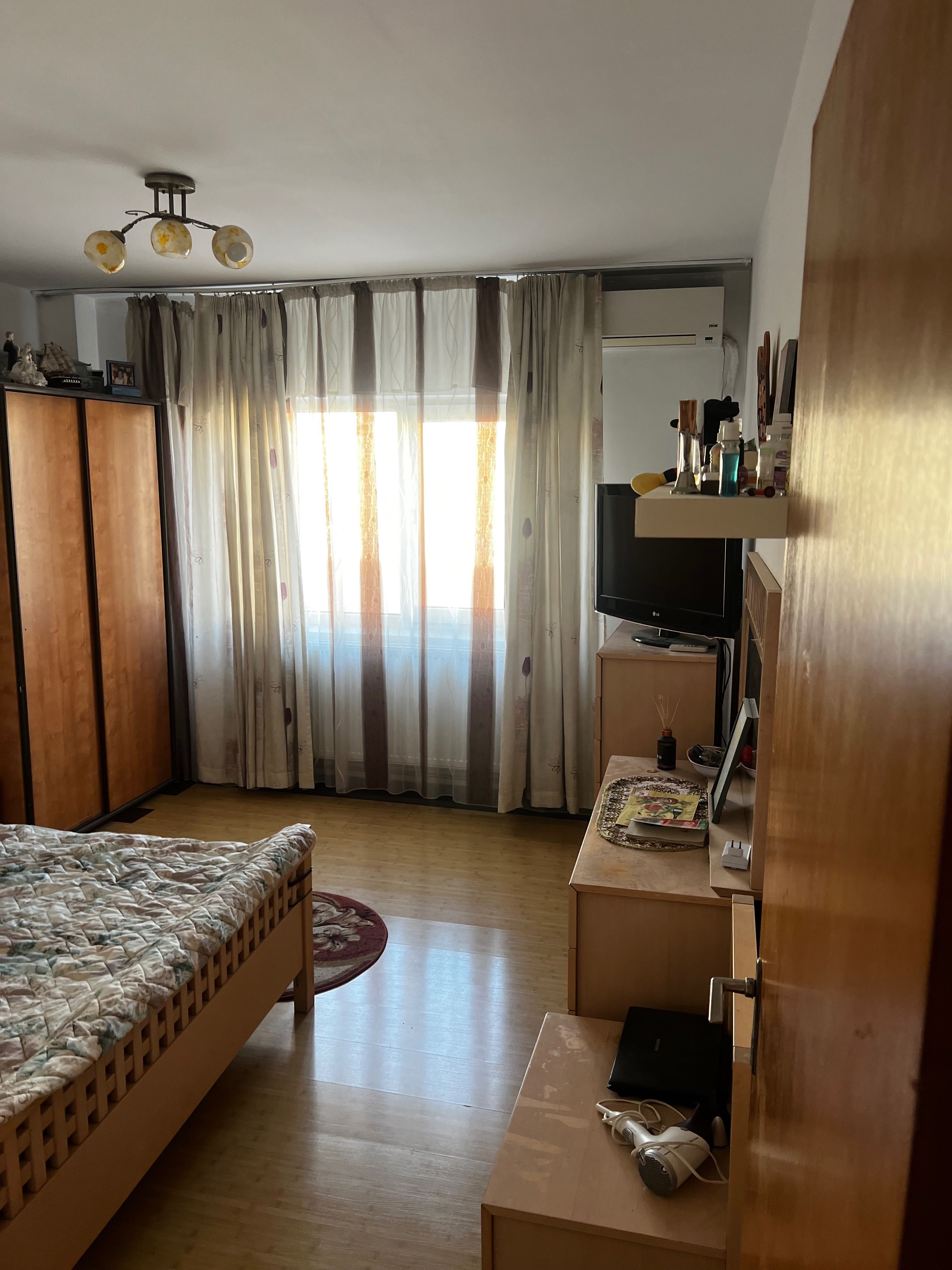 Închiriez apartament 3 camere