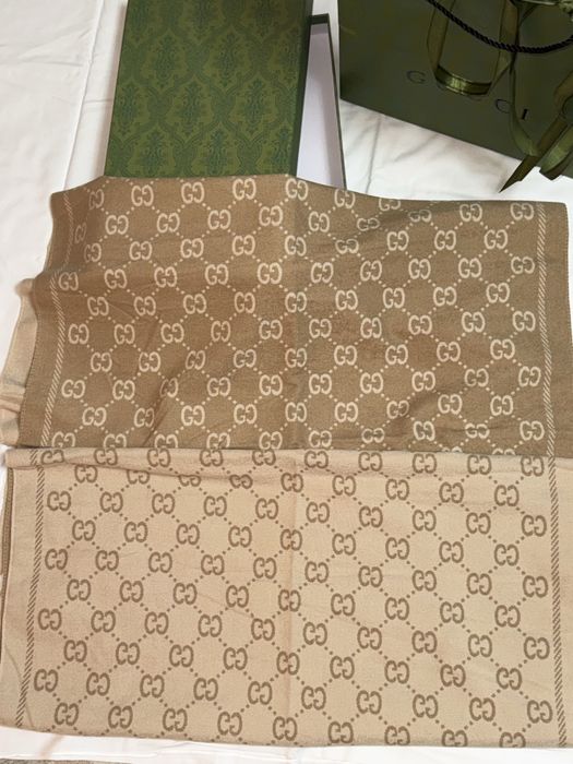 Esarfa Gucci cu doua fete