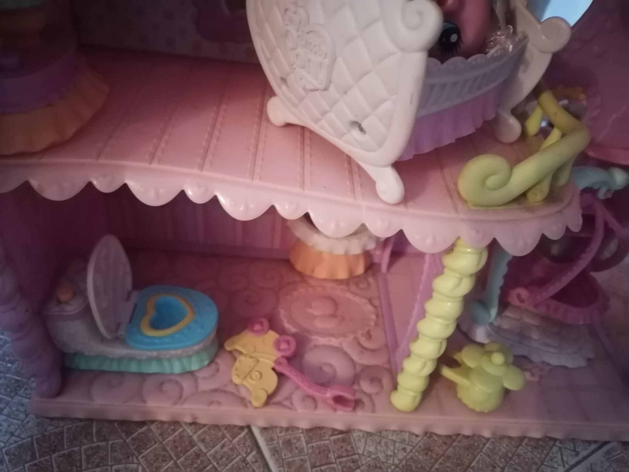 My little pony къща  Селестия голяма . И много понита