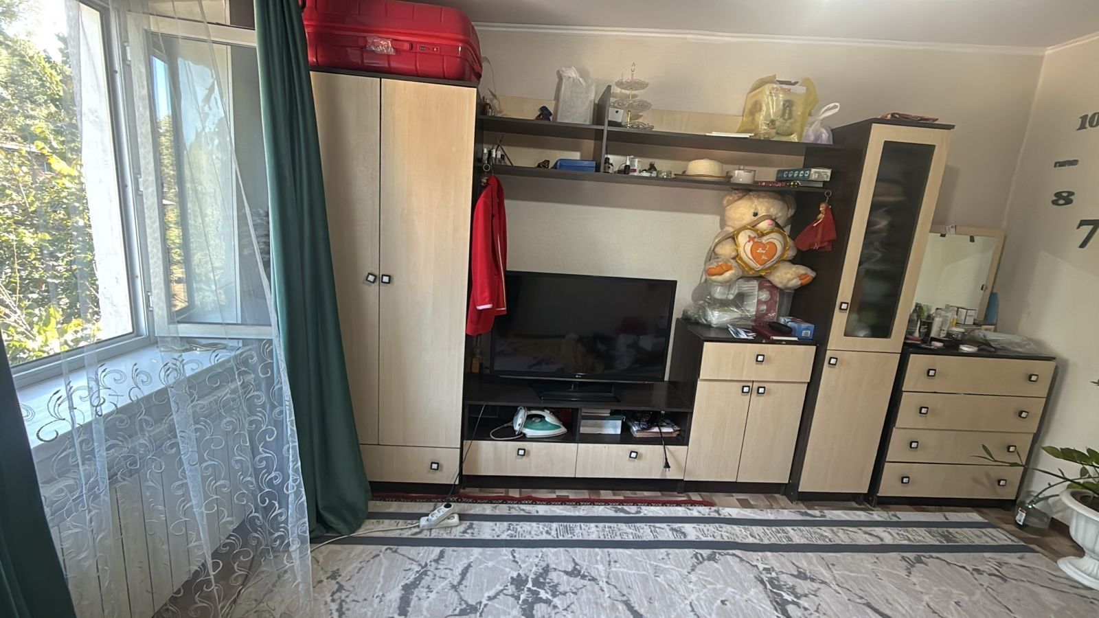 Продам стенку и прихожую