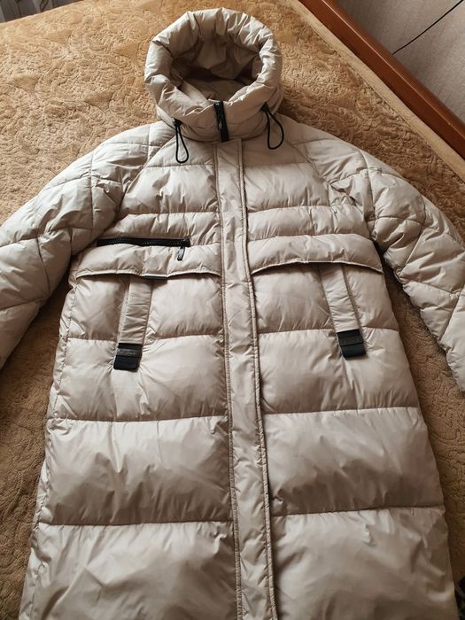 Зимний пуховик с капюшоном.