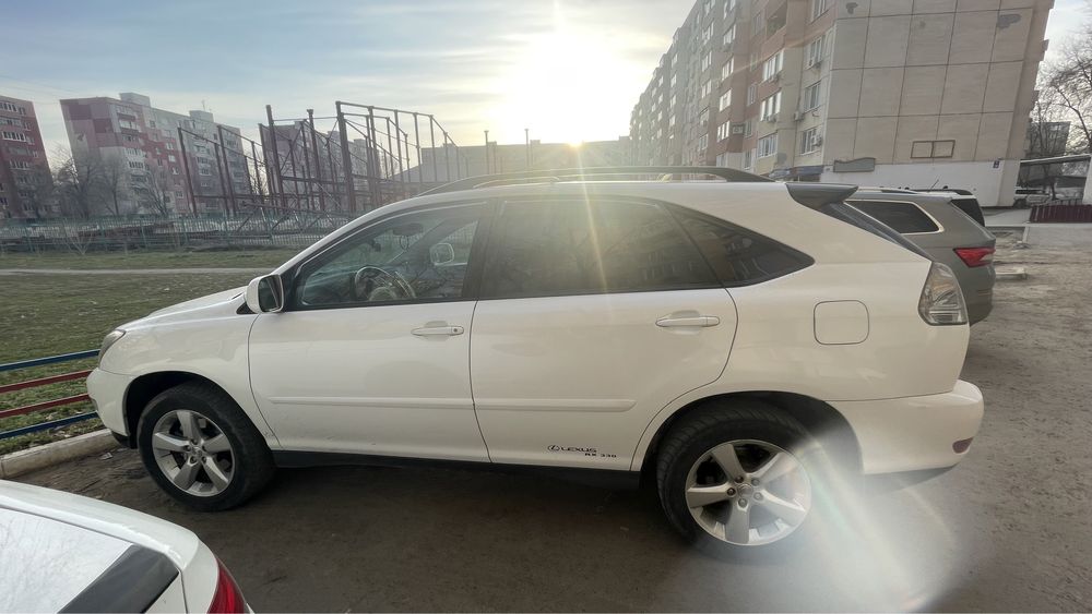 Продам машину Lexus RX330