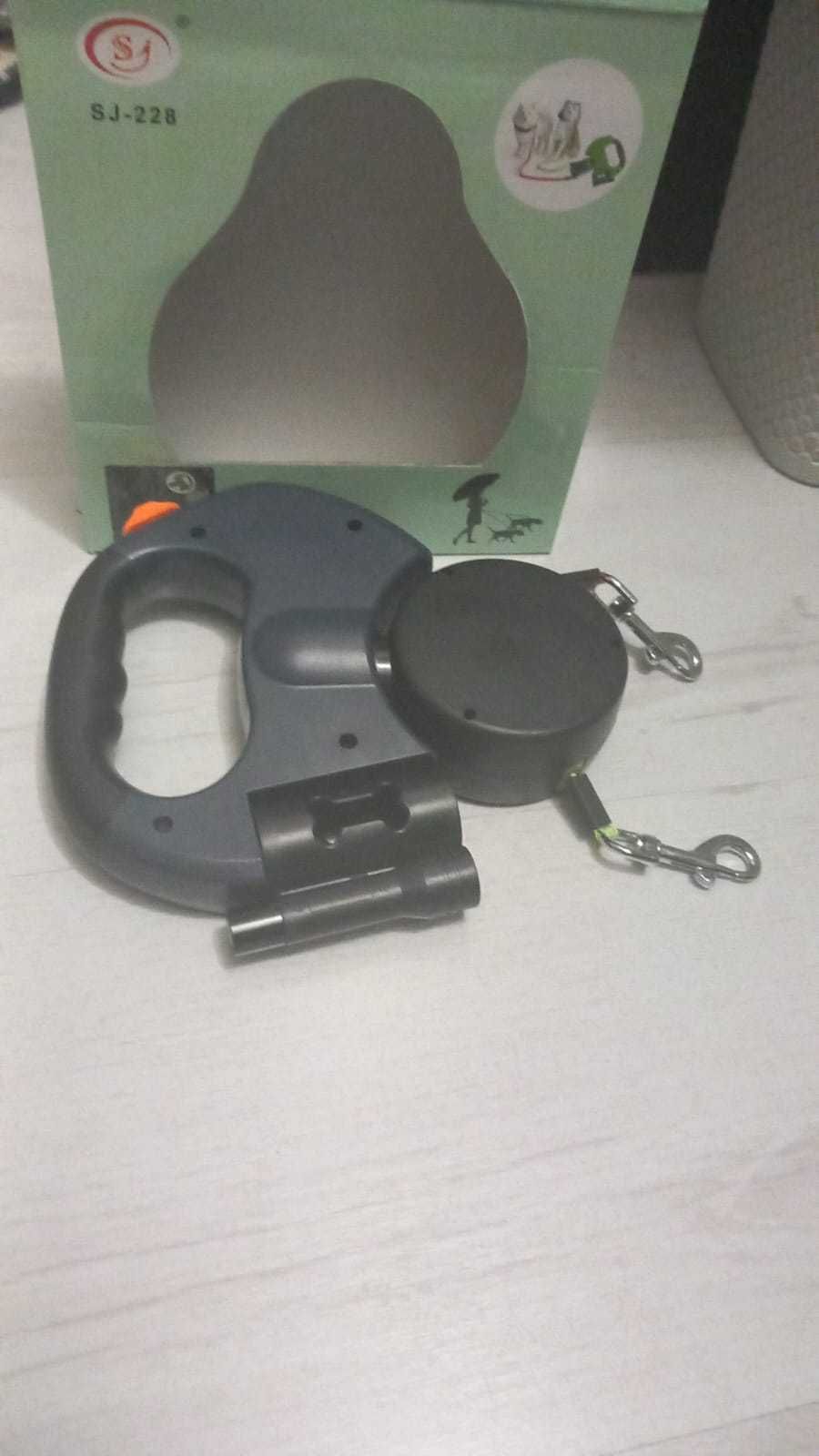 Lesa Retractabila Dubla pentru Caini 2 in 1, cu LED, Suport Pungi