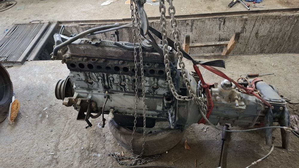 Vând 2 motoare Nissan patron