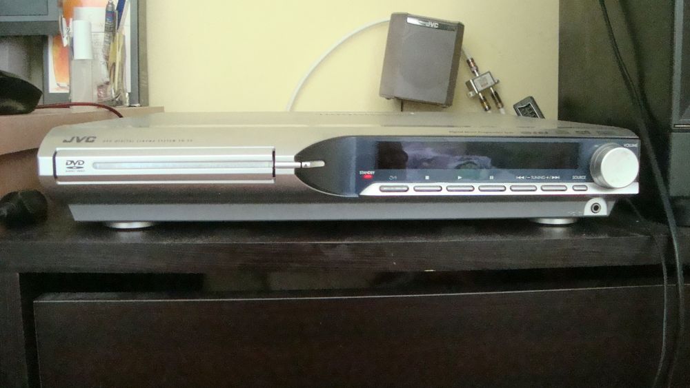 Продавам ДВД  ресийвър JVC TH S3
