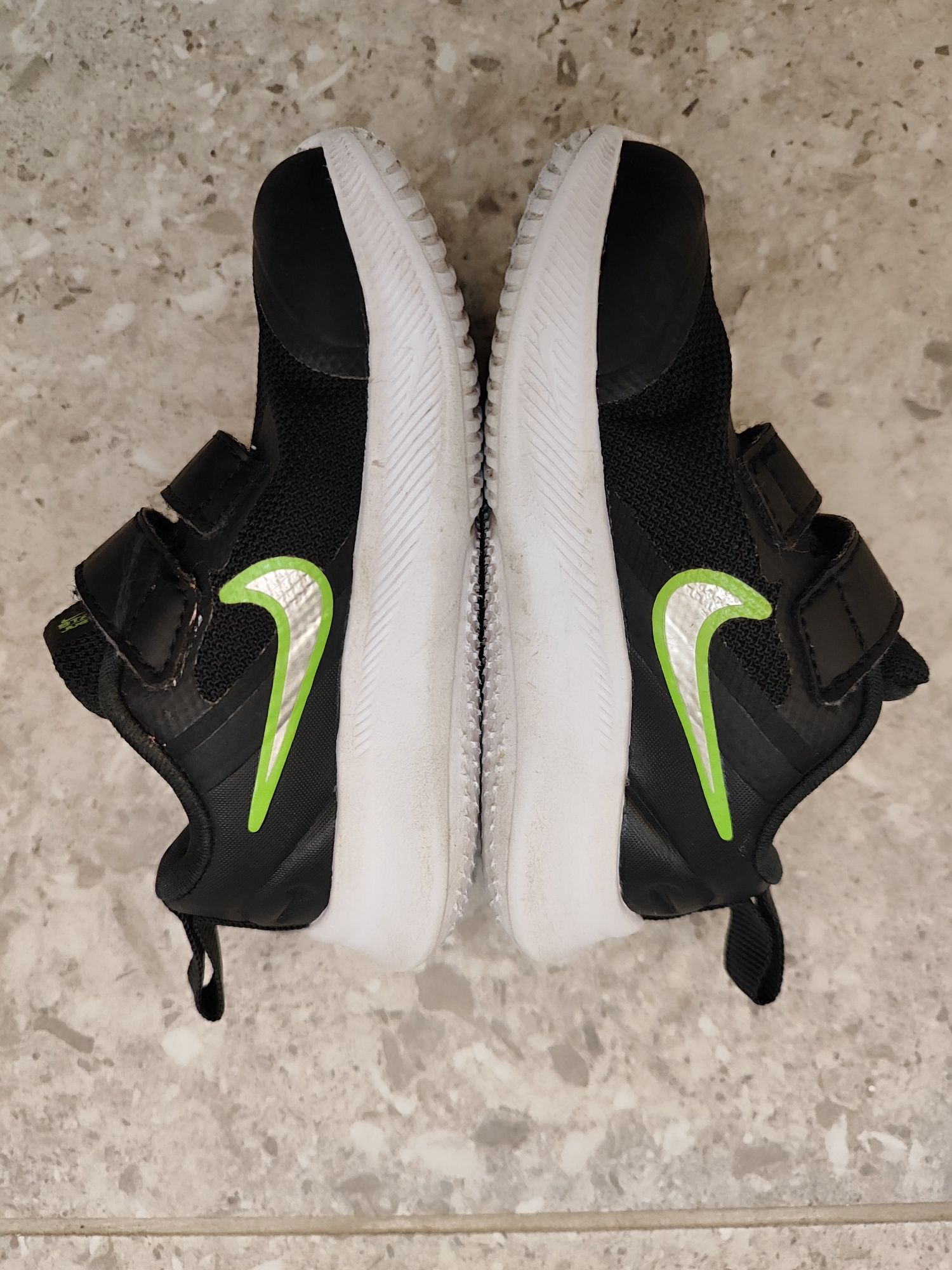Ест. Кожа на Nike, Okaidi, Adidas, Obaibi маратонки