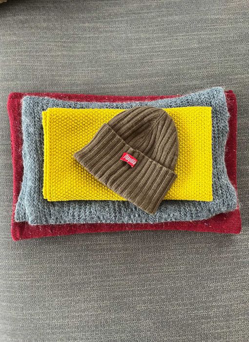 Шалове в жълто и синьо, червено пончо и масленозелена шапка