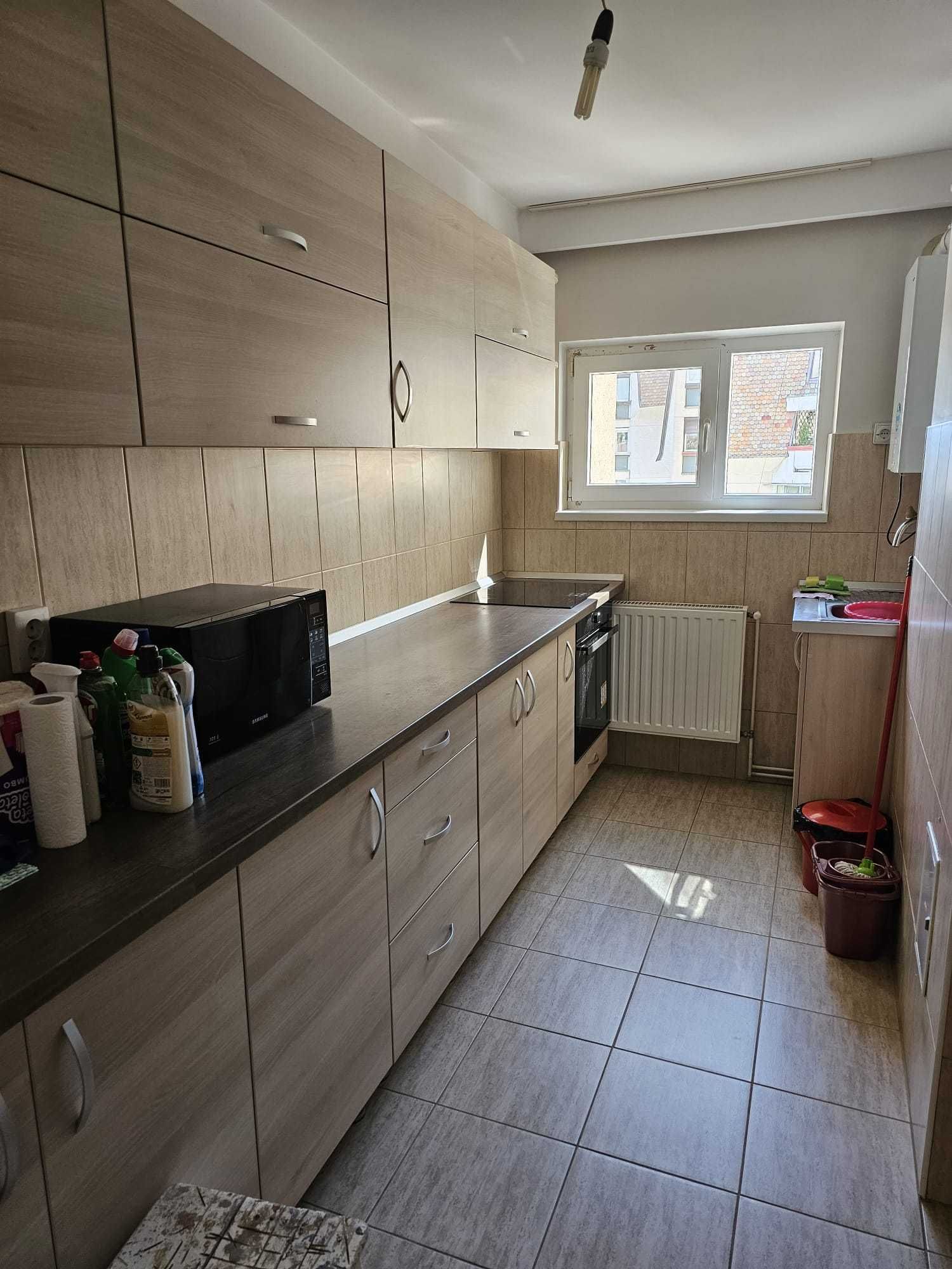 Inchiriez apartament cu 2 camere in zona ultracentrala.