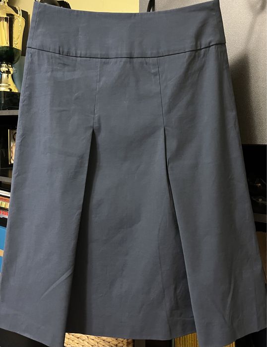 Vanzare doua fuste identice de culori diferite