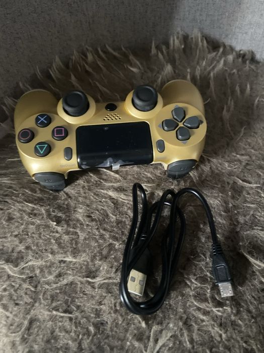 !!!НОВ!!! Контролер за ps4 цвят сив, черенʼи златен