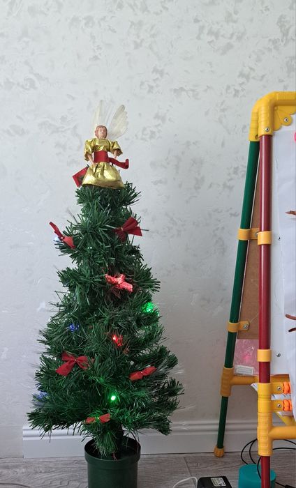 Елка искусственная с фонарикамими