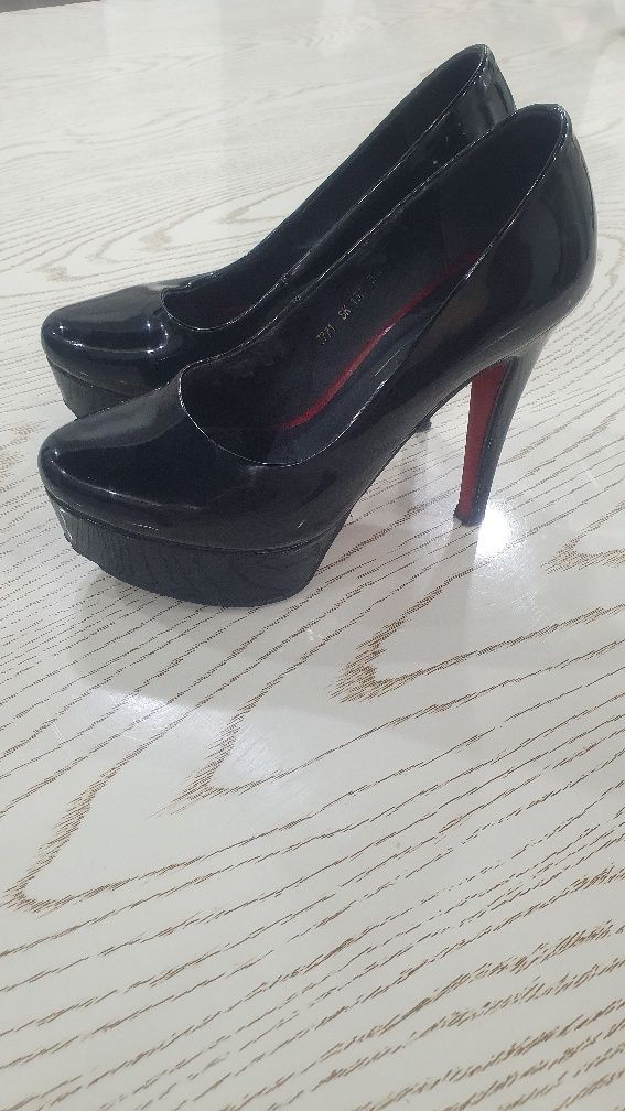 Ayollar oyoq kiyimlari