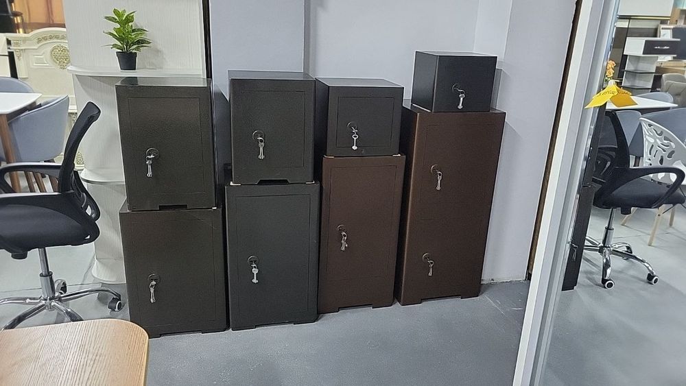 Мебель магазинда сейфлар сотилади.