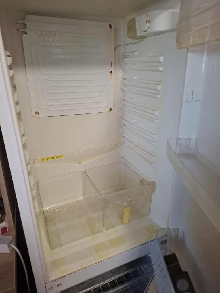 Vând combina frigorifica Arctic, preț 110, Clasa A, în stare de funcți