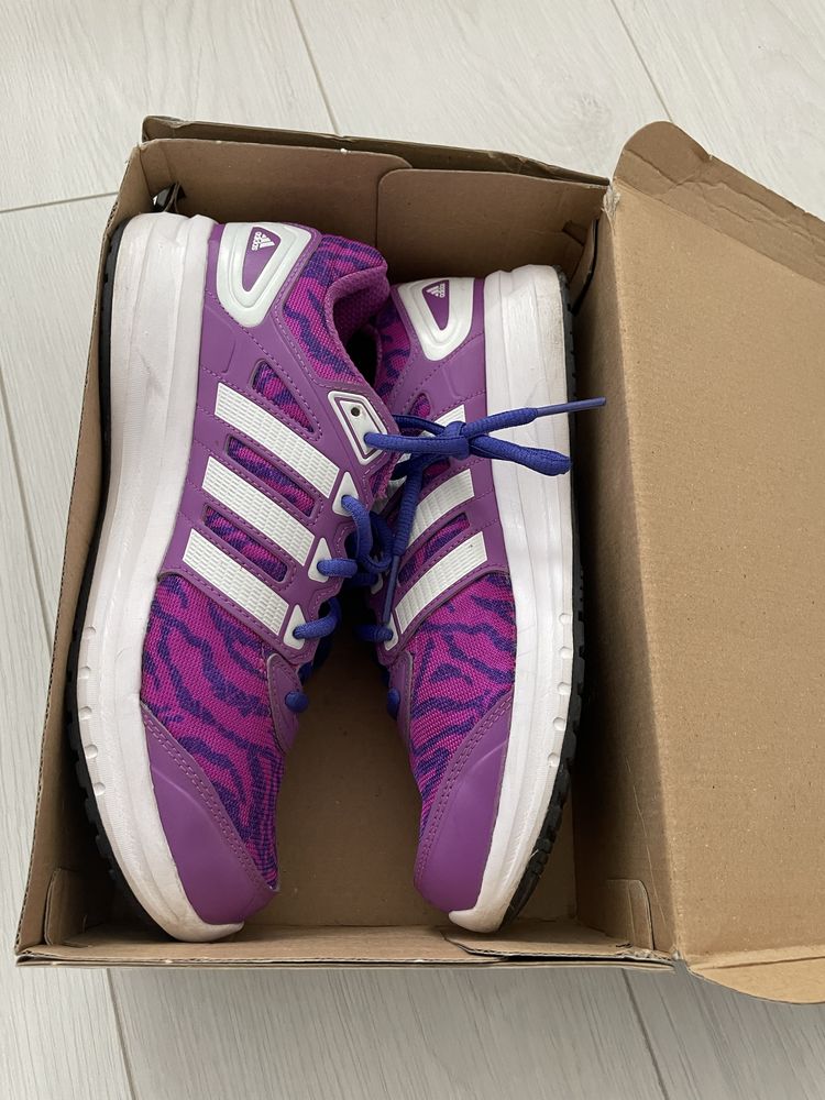 Продавам дамски обувки Adidas, Converse