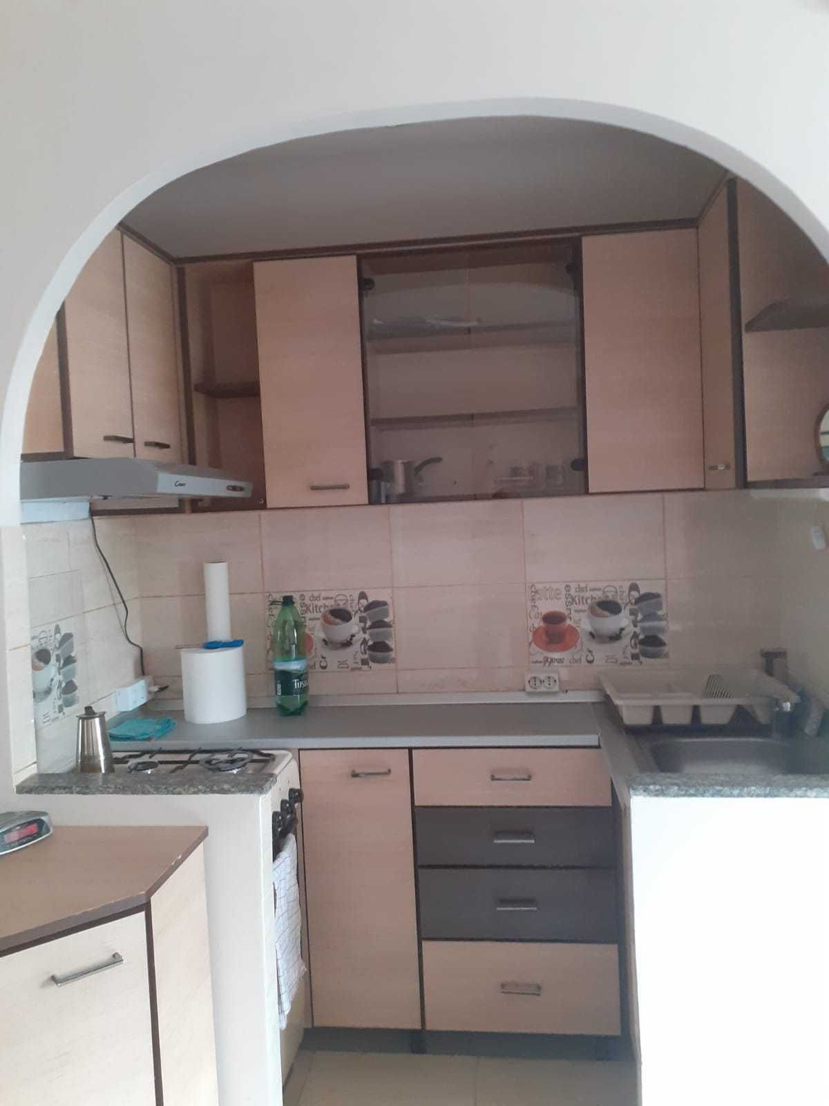 Închiriez apartament cu 2 camere