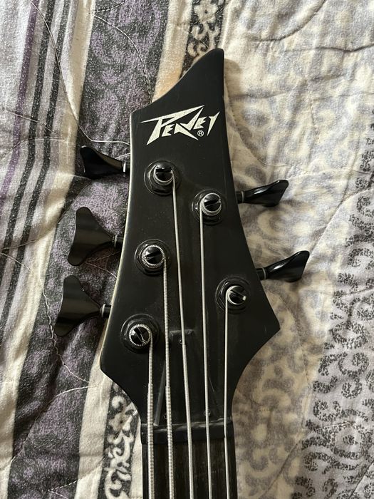 Bass gitara sotiladi