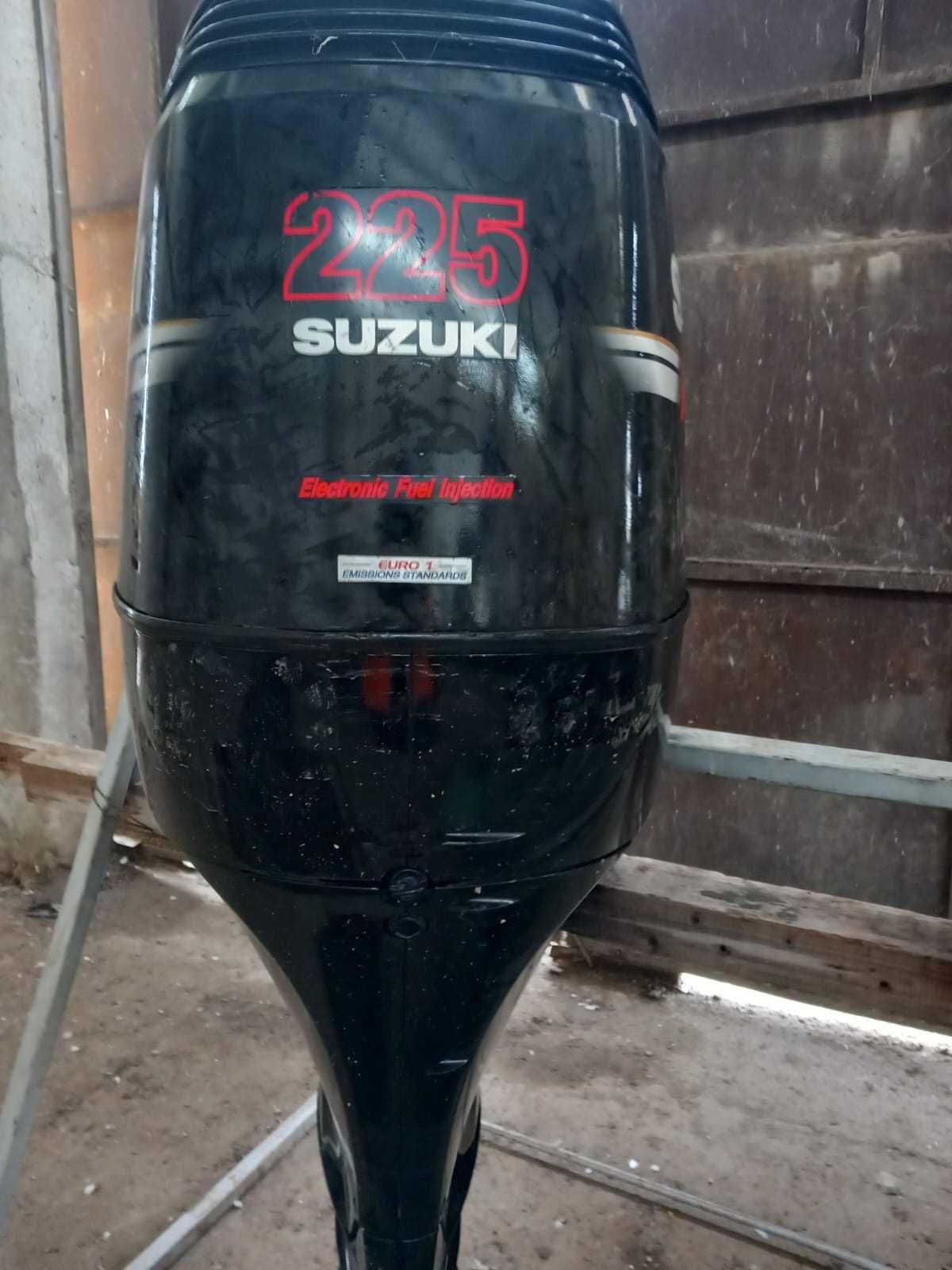 Vând motor barcă Suzuki 225