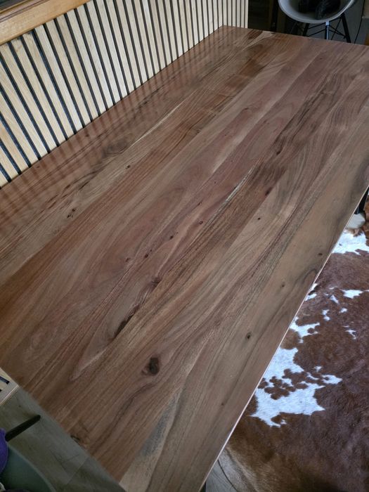 Трапезна маса от масивно дърво