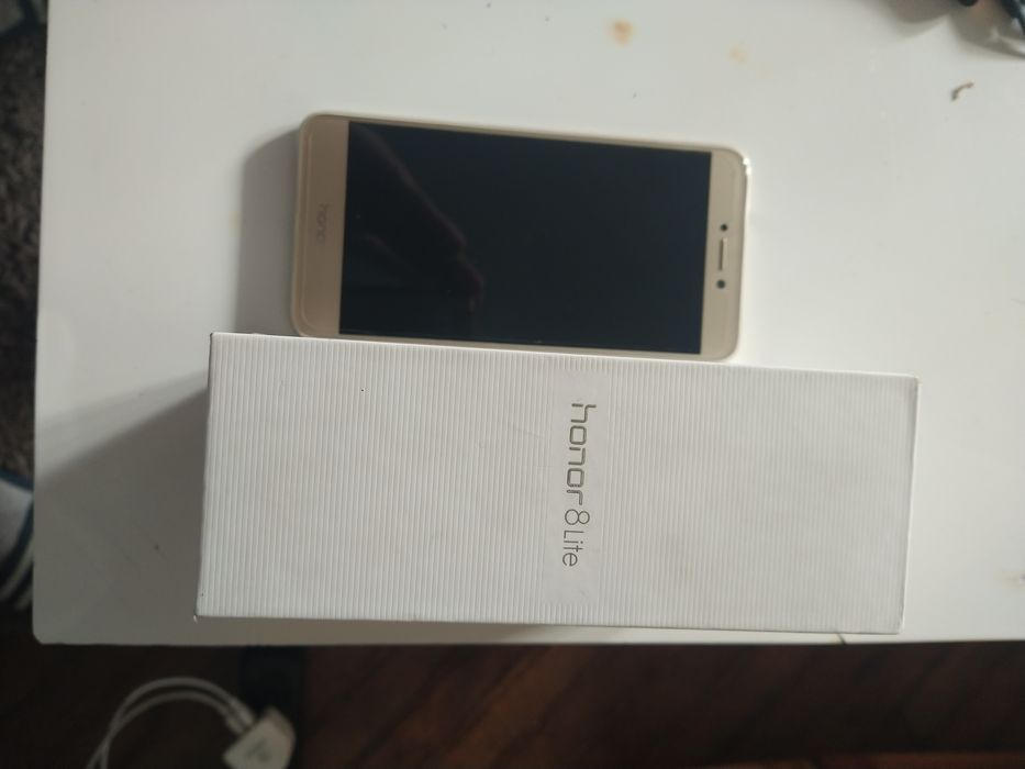 Honor 8 lite работещ трябва му батерия