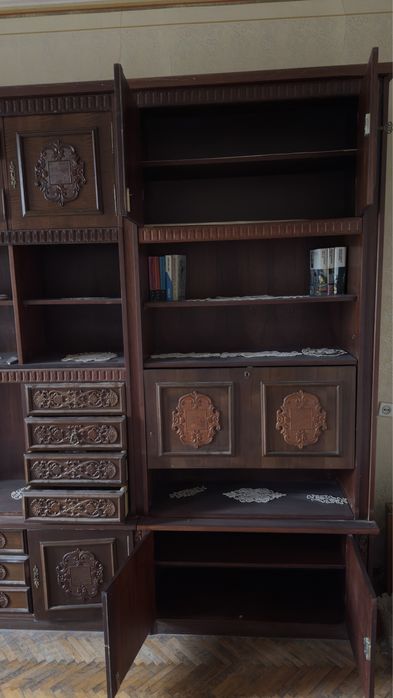 Mobilă din lemn masiv