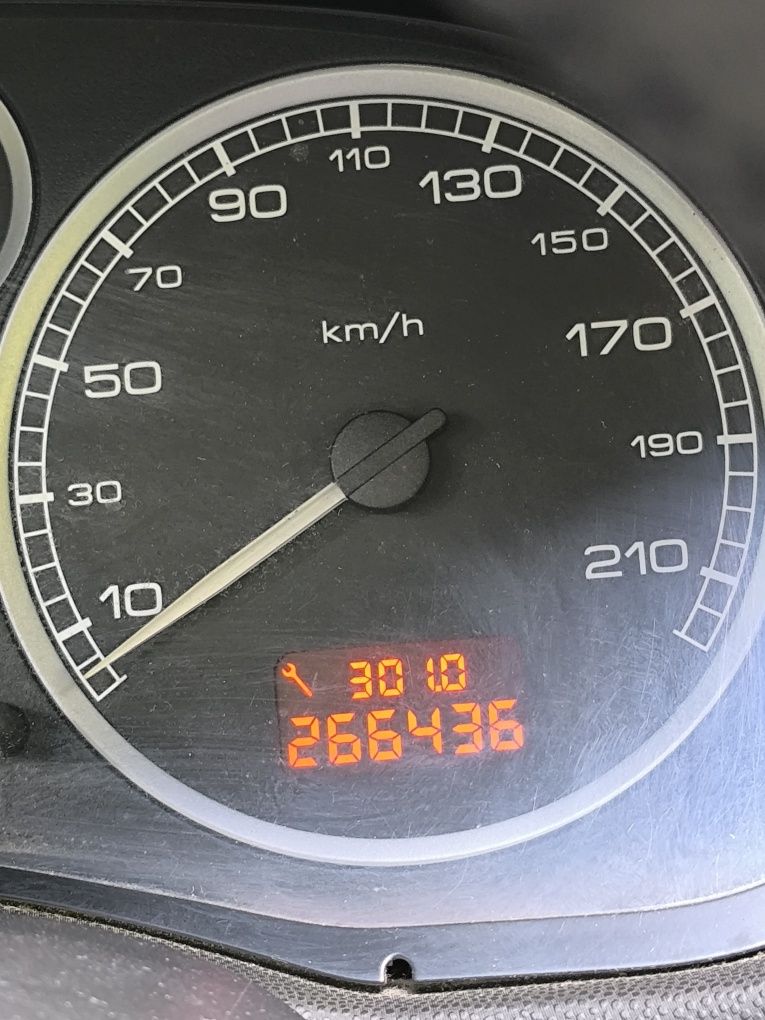 Продавам Пежо 307