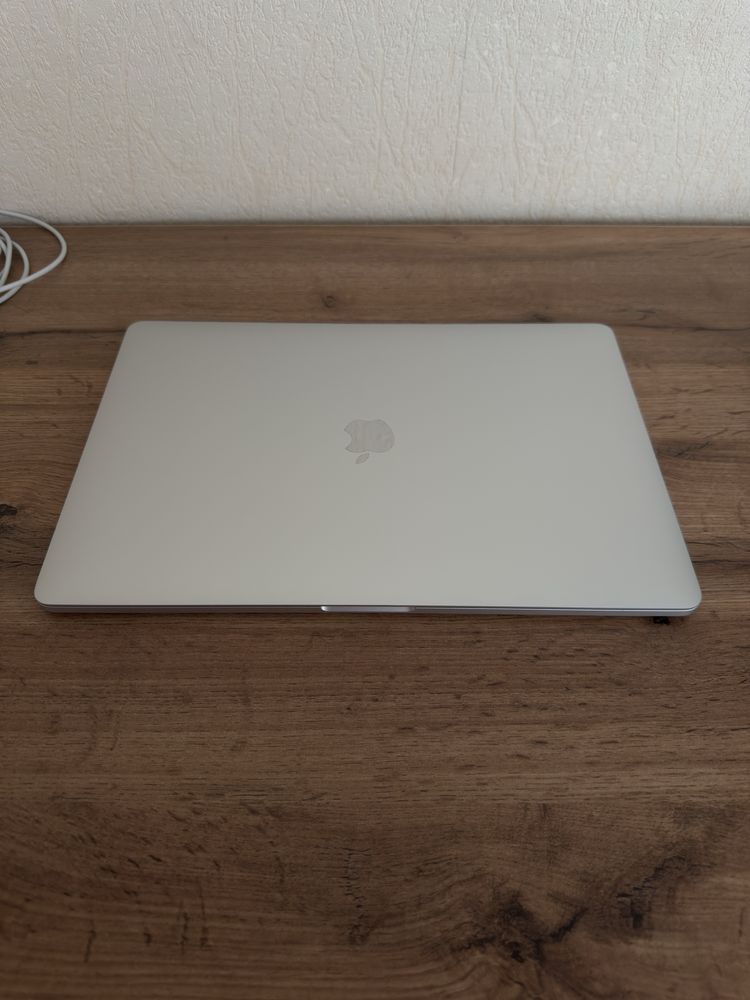 Macbook Pro  core i7  15-inch  2017