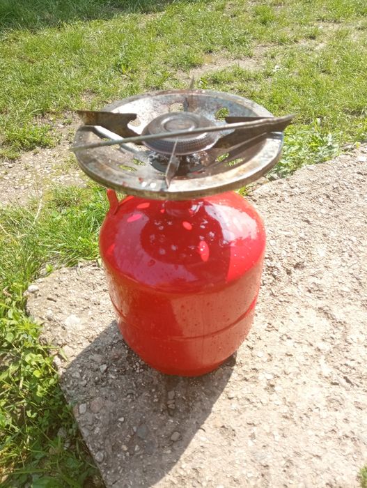 Butelie cu arzător pentru camping încărcată parțial.