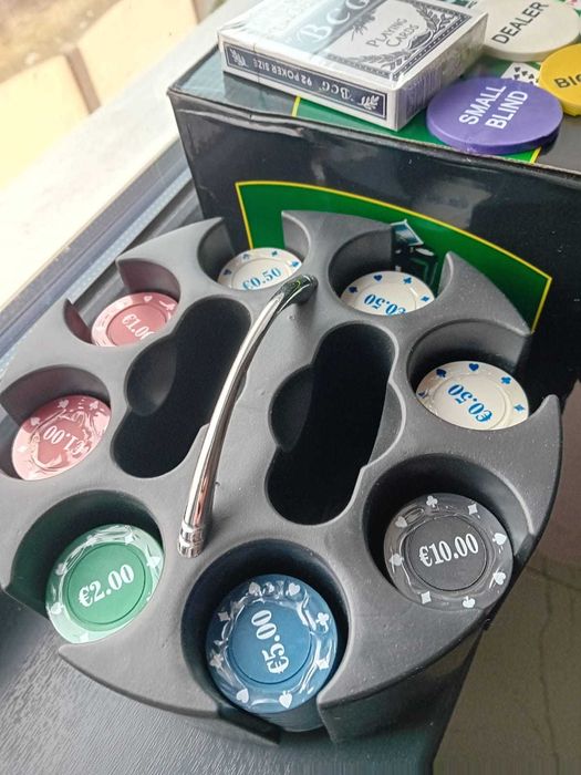 Set poker sigilat. Pret 100 lei fix