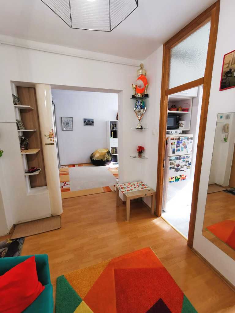 Vând apartament 40 mp, cartier Gruia + garaj individual la demisol