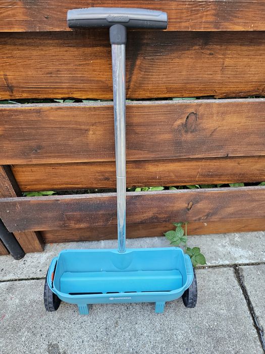 Dispozitiv imprastiere seminte si fertilizant,