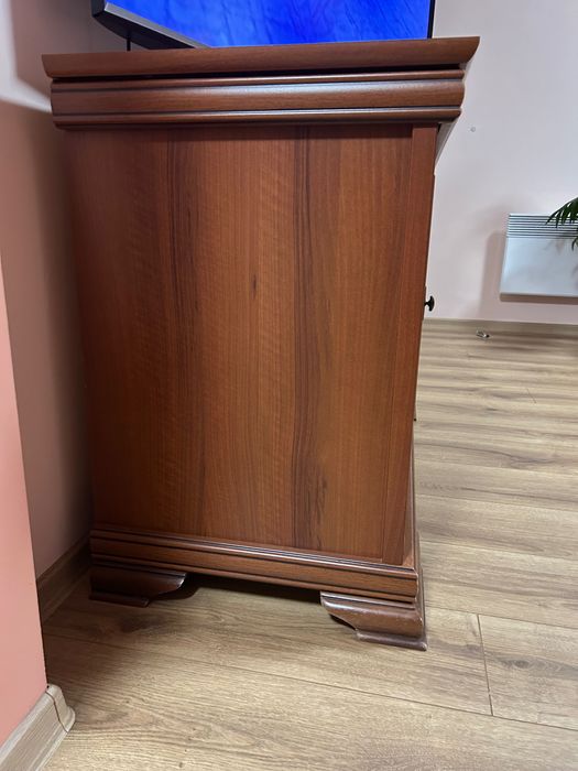 Здравейте. Продаваме TV шкаф (без телевизора).