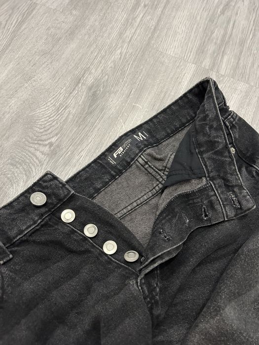 Blugi rupti negri, New Yorker