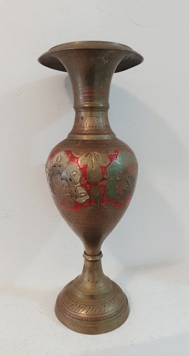 Eleganta piesă decor.Vaza din bronz masiv gravata integral manual ,mod