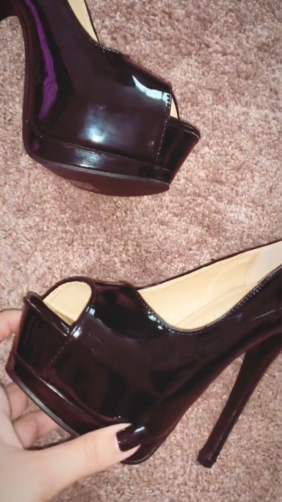 Обувки на висок тънък ток и платформа модел на Christian Louboutin