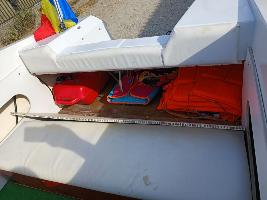 Vând barca cu motor + peridoc