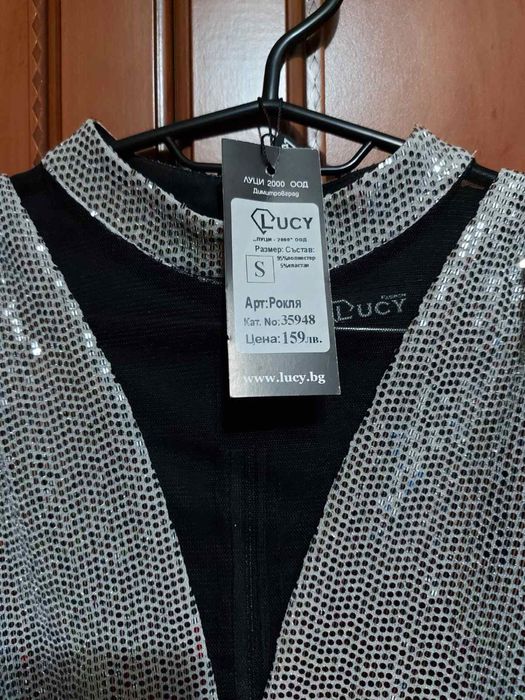 Рокля от нова колекция с черно и бляскаво