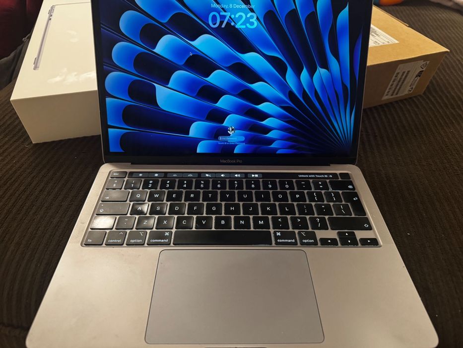 MacBook Pro 2020 • 13” • i5 Quad Core • Stare foarte bună