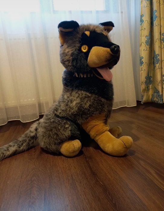 Caine de plus cu baterii. Latra la batut din palme si se aprind ochii