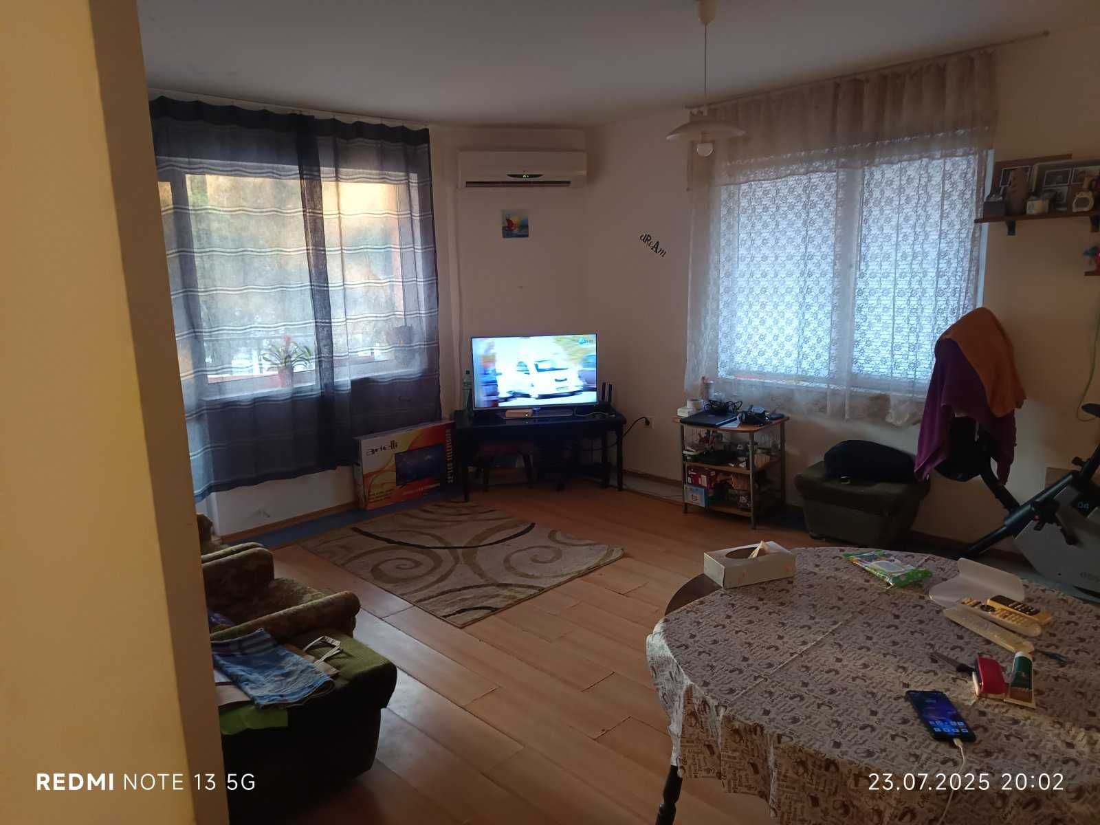 Продавам двустаен апартамент в кв Левски 84 кв. Тухла.