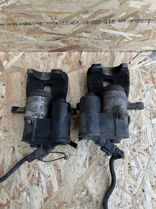 Etrier/Etrieri  stânga-dreapta Vw Passat B6 cu conducta sau furtun
