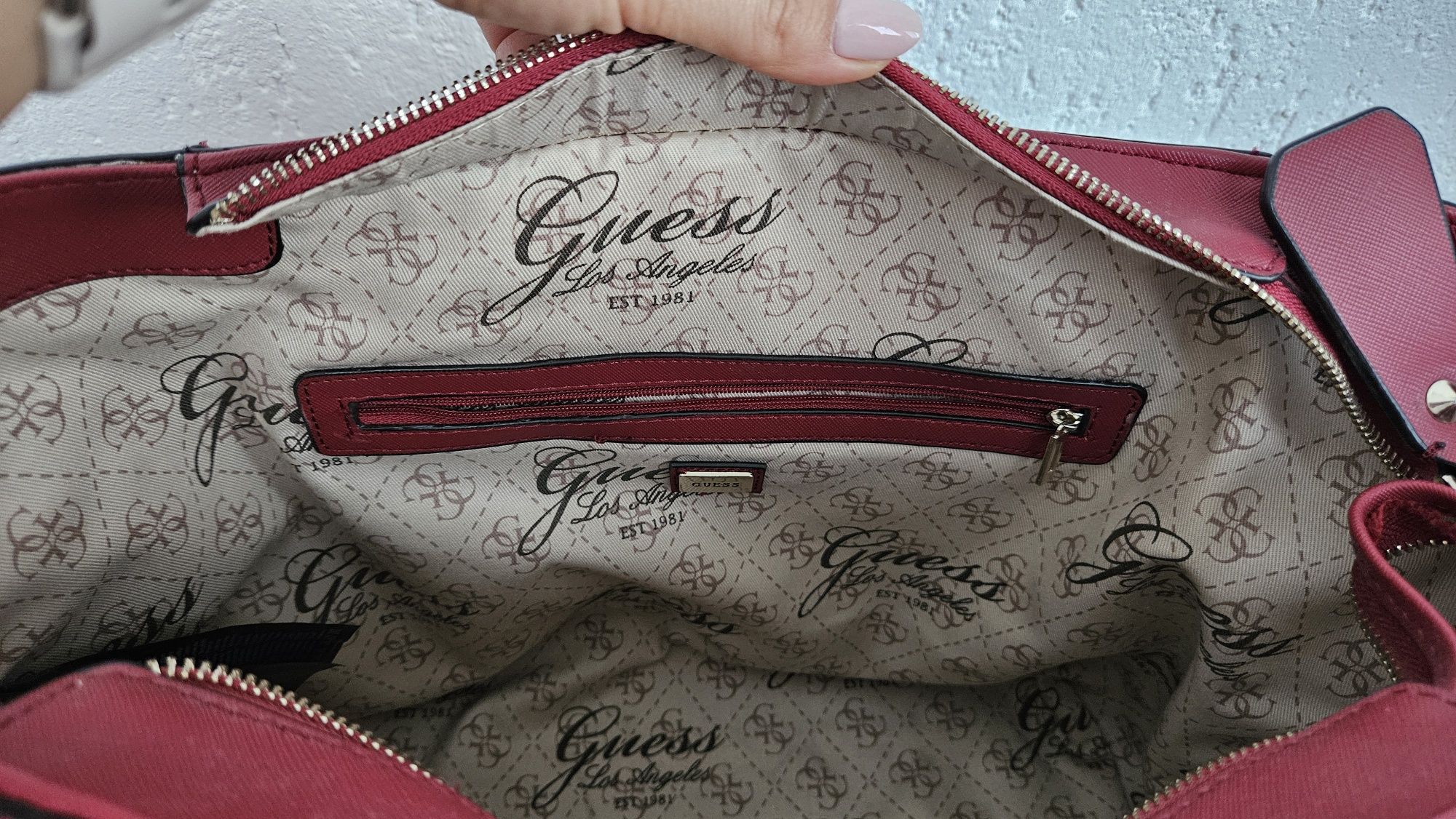 Дамска чанта Guess цвят бордо