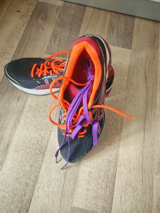 Vând adidași marca Asics