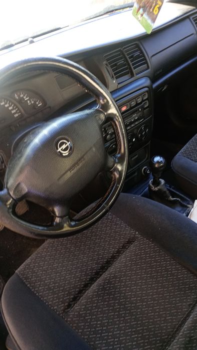 Продавам Опел Вектра 1.6.