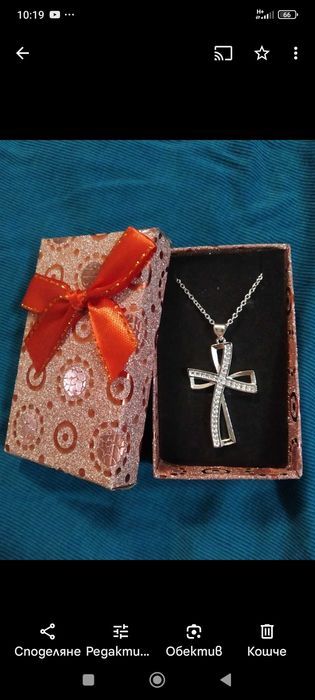 Нов, сребърен синджир с масивен кръст. В кутия.