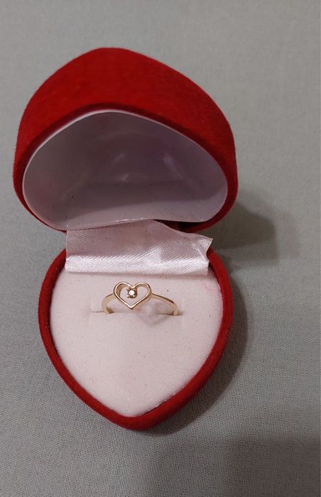 Нов златен пръстен с естествен диамант