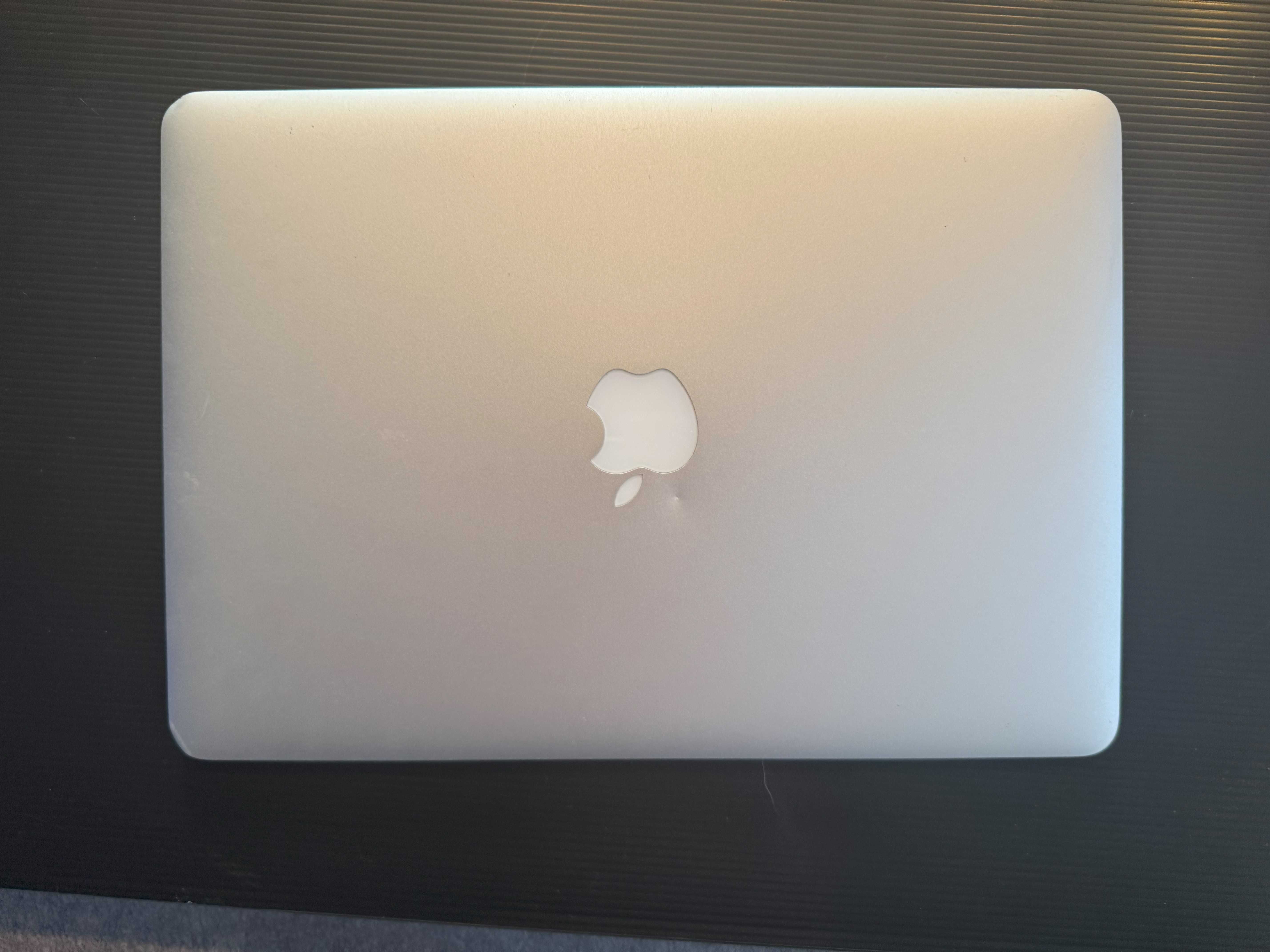 MacBook Air Silver, 13.3", 128GB SDD, 4GB RAM, WiFi