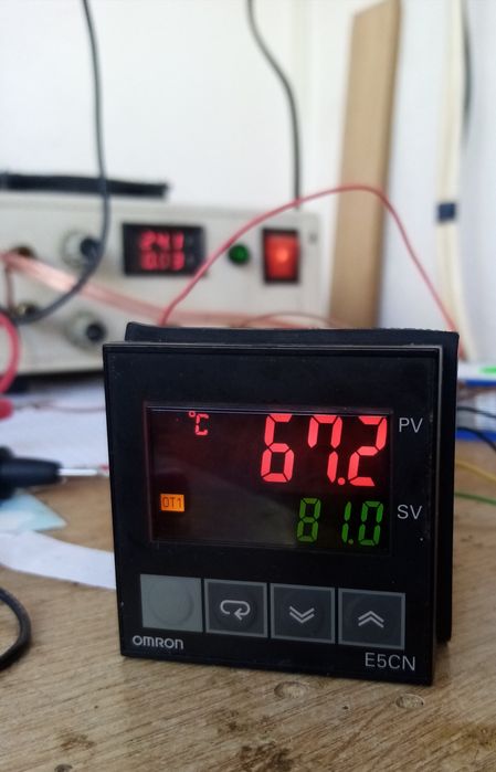 Vând Controller digital de temperatură de tip E5CN-Q2MP-500 Omron